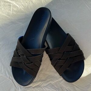 Rothy’s black slides in great condition.